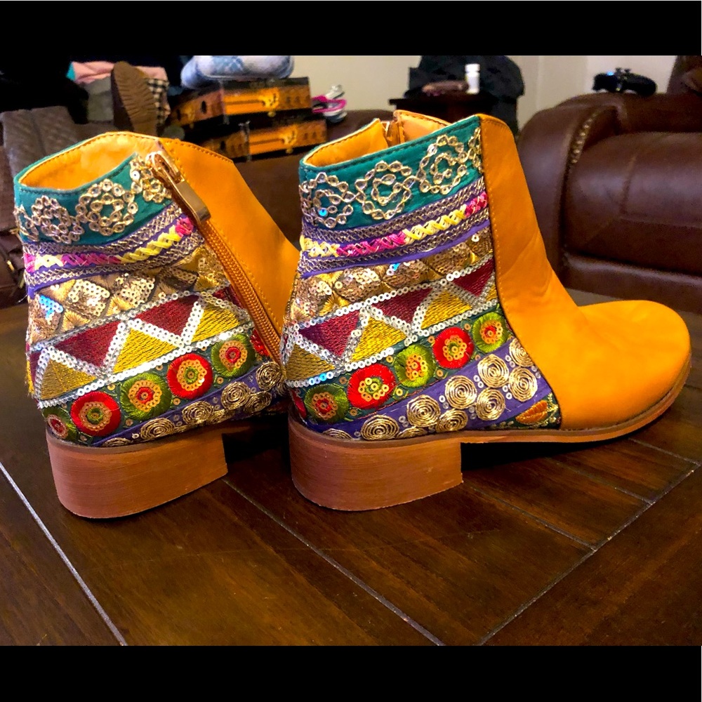 🌀✨EUC One of a Kind Light Brown Faux Leather Booties Unique Design Size 39✨🌀